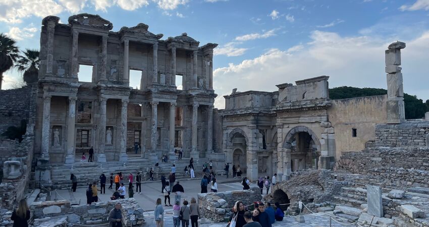 İstanbul Çıkışlı Efes`de Bir Gece Urla`da Bağ Bozumu Turu